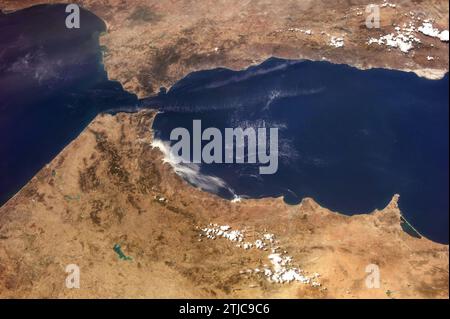 Die Straße von Gibraltar wurde von einer Besatzung der International Space Station Expedition 36 erobert. Hier treffen sich Europa und Afrika, und die Gewässer des Atlantischen Ozeans fließen durch die Meerenge in das Mittelmeer. Spanien liegt im Norden (oben) und Marokko im Süden. Die Meerenge ist 36 Meilen (58 km) lang und nimmt an ihrer engsten Stelle auf 13 km ab. Die britische Kolonie Gibraltar liegt nördlich der Meerenge. Eine optimierte Version eines Originalbildes der NASA / Credit: NASA Stockfoto