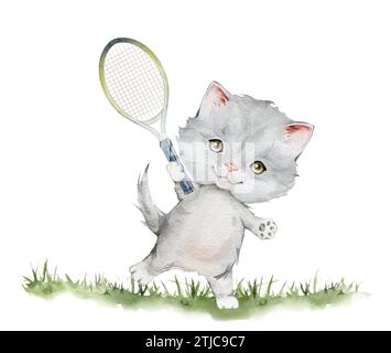 Kleiner flauschiger grauer Kätzchen-Tennisspieler, der Schläger auf Gras-Aquarellillustration hält. Handgezeichnet isoliert auf weißem Hintergrund. PET Cat Cartoon Stockfoto