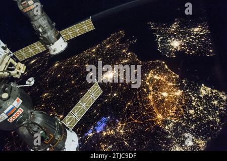 Die Crew der Internationalen Raumstation (ISS) erfasst bei Nacht einen Blick auf Europa. 28. November 2016. Die hellen Lichter von Paris sind zusammen mit Teilen Belgiens, der Niederlande und Englands zu sehen (oben links). Eine optimierte Version eines Originalbildes der NASA / Credit: NASA Stockfoto
