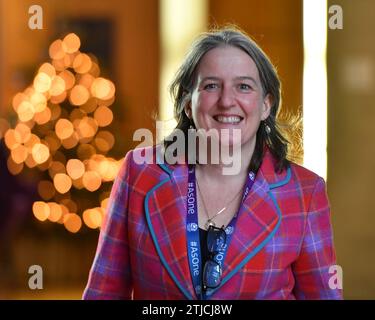 Edinburgh, Schottland, Großbritannien. Dezember 2023. ABGEBILDET: Maree Todd MSP. Szenen in Holyrood vor dem schottischen Parlament vor und während der Ministererklärung für die Antwort der schottischen Regierung auf die Section 35 Order Judicial Review in the Gender Recognition Reform (Scotland) Act, die letztes Jahr vom schottischen Parlament verabschiedet wurde. Credit: Colin D Fisher Credit: Colin Fisher/Alamy Live News Stockfoto