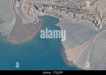 Flussdeltas und Ayakum-See in China (Tibet) sind in diesem Bild zu sehen, das im April 2011 von einem Besatzungsmitglied der Expedition 27 auf der Internationalen Raumstation aufgenommen wurde. Das tibetische Plateau enthält zahlreiche Seen, die eine ansonsten trockene Landschaft säumen. Der Ayakum-See liegt nahe der nördlichen Grenze des Plateaus südöstlich des Kunlun-Gebirges. Eine optimierte Version eines Originalbildes der NASA / Credit: NASA Stockfoto