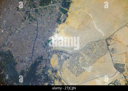 Die Pyramiden in Gizeh, Ägypten, sind auf diesem Bild zu sehen, das von einem Mitglied der Expedition 32 auf der Internationalen Raumstation fotografiert wurde. Die Großen Pyramiden von Gizeh (Zentrum) sind das letzte der sieben Weltwunder der Antike und vielleicht das berühmteste der antiken Denkmäler im Nildelta in Ägypten. Es liegt eine kurze Entfernung zwischen dem Glanz des alten Ägypten und der modernen Metropolregion Kairos im Norden und Osten. Die drei Pyramiden wurden von den folgenden Pharaonen erbaut: Khufu, Menkaure und Khafre. Eine optimierte Version eines Originalbildes der NASA / Credit: NASA Stockfoto