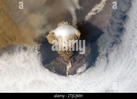 Die Erde von der Internationalen Raumstation aus gesehen: Sarychev Peak Eruption, Kuril Islands. In einem frühen Stadium des Ausbruchs am 12. Juni 2009. Der Sarychev Peak ist einer der aktivsten Vulkane der Kuril-Inselkette und liegt am nordwestlichen Ende der Insel Matua. Das Bild zeigt mehrere Phänomene, die während der frühesten Stadien eines explosiven Vulkanausbruchs auftreten. Die Hauptsäule ist eine einer Reihe von Federn, die am 12. Juni über Matua Island stiegen. Eine optimierte und verbesserte Version eines NASA-Bildes / Credit NASA. Stockfoto