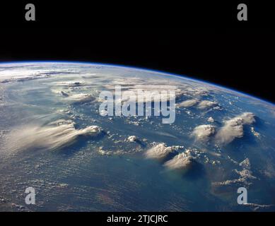 In diesem Bild, das von einem Besatzungsmitglied der Expedition 40 auf der Internationalen Raumstation aufgenommen wurde, sind Gewitterköpfe in der Nähe von indonesischem Borneo zu sehen. Die Winde wehen in der Regel in verschiedene Richtungen in unterschiedlichen Höhen. Höhenwinde ziehen die Gipfel deutlich von den höchsten Gewitterwolken und erzeugen lange Ambosse von diffusen Zirrusfedern, die sich nach Süden ziehen. In niedrigen Niveaus sind „Straßen“ mit weißen Punkten – Schönwetter-Cumulus-Wolken – mit westbeweglichen Winden ausgerichtet (unten links). Kleine Rauchwolken von Waldbränden an Land passen ebenfalls die westlich optimierte Version eines Originalbildes der NASA an Stockfoto