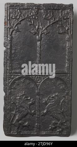 Herdplatte mit zwei stehenden Löwen, anonym, ca. 1500 - ca. 1550 Herdplatte aus Gusseisen, unterteilt in zwei Zonen. In der oberen Zone befinden sich drei Kolonette, aus denen Blattornamente bestehen, die zusammen zwei Spitzbögen bilden. In der unteren Zone unter zwei Bögen zwei stehende, erwünschte Löwen, die durch ein Kolonnet voneinander getrennt sind. Blumenmotive in den Gewölben. Deutschland Eisen (Metall) Gusseisen-Ofenplatte aus Gusseisen, unterteilt in zwei Zonen. In der oberen Zone befinden sich drei Kolonette, aus denen Blattornamente bestehen, die zusammen zwei Spitzbögen bilden. In der unteren Zone unter t Stockfoto