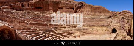 Panorama des Amphitheaters in Petra, Jordanien. Das Petra Theatre ist ein nabatäisches Theater aus dem ersten Jahrhundert n. Chr., das 600 m vom Zentrum von Petra entfernt liegt. Ein wesentlicher Teil des Theaters wurde aus massivem Fels gemeißelt, während die Scaena und die Außenmauer gebaut wurden. Das Auditorium des Theaters besteht aus drei horizontalen Sitzabschnitten, die durch Durchgänge getrennt sind, und sieben aufsteigenden Treppen. Das Theater bot Platz für etwa 8500 Personen. Das Amphitheater folgt ähnlichen architektonischen Mustern römischer Theater, was eine überlegene Akustik verbessert Stockfoto