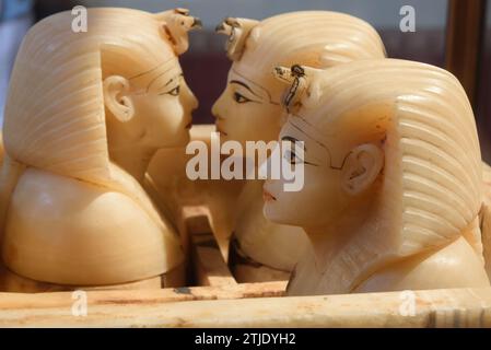 Alabaster Canopic Chest von Tutanchamun. Ägyptisches Museum, Kairo. An der Ostwand der Schatzkammer befand sich ein hoher, vergoldeter Schrein mit der Kanopenküste, in der Tutanchamuns innere Organe nach der Mumifizierung platziert wurden. Kanopengläser schützten Tutanchamuns innere Organe. Die Gläser wurden hergestellt, um die Organe aufzunehmen, die während der Mumifizierung aus dem Körper entfernt wurden: Lunge, Leber, Darm und Magen. Jedes Organ wurde von einem der vier Söhne des Horus geschützt: Hapy (Lunge), Imsety (Leber), Duamutef (Magen) und Qebehsenuef (Darm). Stockfoto