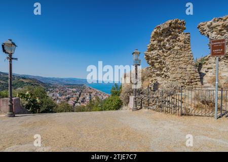 Panoramablick auf Capo d'Orlando von den Schlossruinen auf Sizilien Stockfoto