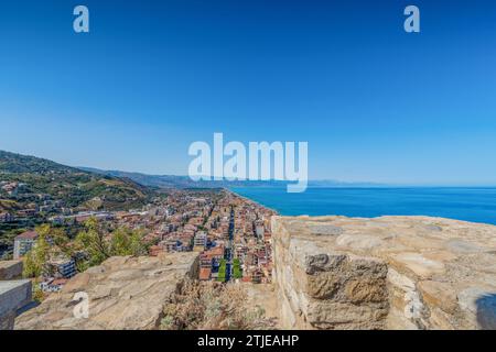 Panoramablick auf Capo d'Orlando von den Schlossruinen auf Sizilien Stockfoto