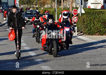 Marseille, Frankreich. Dezember 2023. Ein Mann auf einem Elektroroller fährt neben Bikern, die als Weihnachtsmann verkleidet sind, durch die Straßen von Marseille. 1.325 als Weihnachtsmann gekleidete Biker ziehen durch die Straßen von Marseille, um kranken Kindern Geschenke zu schenken. Das Prinzip dieser „Santa Ride“ ist, dass jeder Biker ein Geschenk mitbringen muss. (Credit Image: © Gerard Bottino/SOPA Images via ZUMA Press Wire) NUR REDAKTIONELLE VERWENDUNG! Nicht für kommerzielle ZWECKE! Stockfoto