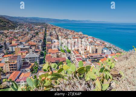 Panoramablick auf Capo d'Orlando von den Schlossruinen auf Sizilien Stockfoto