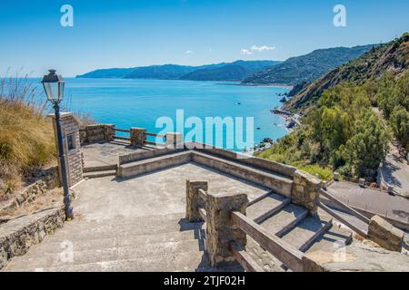 Panoramablick auf die Küsten von Messina von den Ruinen der Burg Capo d'Orlando auf Sizilien Stockfoto