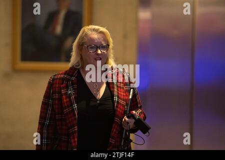 Edinburgh, Schottland, Großbritannien. Dezember 2023. ABGEBILDET: Christina McKelvie MSP. Szenen in Holyrood vor dem schottischen Parlament vor und während der Ministererklärung für die Antwort der schottischen Regierung auf die Section 35 Order Judicial Review in the Gender Recognition Reform (Scotland) Act, die letztes Jahr vom schottischen Parlament verabschiedet wurde. Credit: Colin D Fisher Credit: Colin Fisher/Alamy Live News Stockfoto