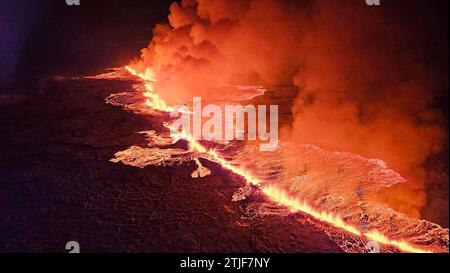 Grindavik, Island. Dezember 2023. Lava Spuckt Vom Ausbrechenden Vulkan ...