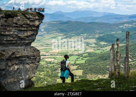 Bergsteiger, der die Aussicht vom Monte Santiago genießt Stockfoto