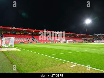 Heidenheim, Deutschland. Dezember 2023. Voith-Arena bei Flutlicht 90 Minuten vor Anpfiff, GER, 1. FC Heidenheim vs. SC Freiburg, Sport, Fussball, Herren, Bundesliga, 16. Spieltag, Spielzeit 2023/2024, 20.12.2023, (DFL-VORSCHRIFTEN VERBIETEN JEDE VERWENDUNG VON FOTOGRAFIEN ALS BILDSEQUENZEN UND/ODER QUASI-VIDEO) Foto: Eibner-Pressefoto/Silas Schueller Credit: dpa/Alamy Live News Stockfoto