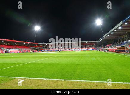 Heidenheim, Deutschland. Dezember 2023. Voith-Arena bei Flutlicht 90 Minuten vor Anpfiff, GER, 1. FC Heidenheim vs. SC Freiburg, Sport, Fussball, Herren, Bundesliga, 16. Spieltag, Spielzeit 2023/2024, 20.12.2023, (DFL-VORSCHRIFTEN VERBIETEN JEDE VERWENDUNG VON FOTOGRAFIEN ALS BILDSEQUENZEN UND/ODER QUASI-VIDEO) Foto: Eibner-Pressefoto/Silas Schueller Credit: dpa/Alamy Live News Stockfoto