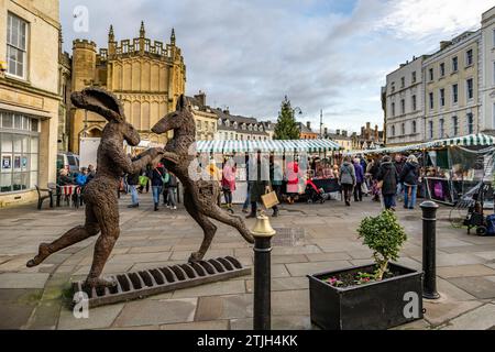 Hase tanzt mit Hund Cirencester Stockfoto