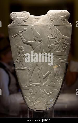 Die Narmer Palette ist ein bedeutender ägyptischer archäologischer Fund, der etwa aus dem 31. Jahrhundert v. Chr. stammt. Es enthält einige der frühesten Hieroglypheninschriften, die jemals gefunden wurden. Die Tafel zeigt die Vereinigung von Ober- und Unterägypten unter dem König Narmer. Ägyptisches Museum, Kairo, Ägypten. Stockfoto