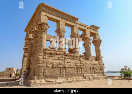 Trajan's Kiosk, von den Einheimischen auch als Pharaoh's Bed bekannt, ist ein hypaethraler Tempel auf der Insel Agilkia in Südägypten. Das unvollendete Denkmal wird Trajan, römischer Kaiser von 98 bis 117 n. Chr., zugeschrieben, da er auf einigen Reliefs als Pharao dargestellt wurde. Asw’n Reservoir Colony, Assuan, Ägypten. Stockfoto