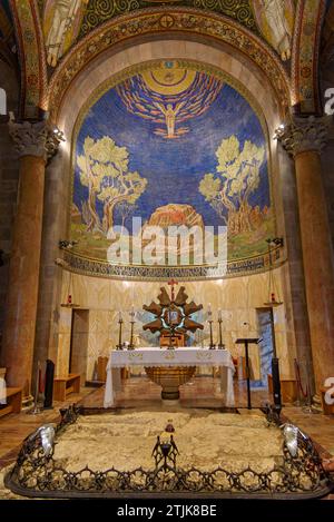 Die Kirche aller Nationen, auch bekannt als Kirche oder Basilika der Qualen, ist eine römisch-katholische Kirche auf dem Ölberg in Ost-Jerusalem, neben dem Garten Getsemani. Es ist ein Teil des Grundfeldes, auf dem Jesus vor seiner Verhaftung gebetet haben soll. Das ist der Hochaltar, der Felsen, auf dem Jesus gebetet haben soll. Die Platte ist von einem schmiedeeisernen Kranz umgeben, der die Dornenkrone darstellt. Viele Anbeter berühren den freiliegenden Felsen, während sie ihr eigenes Gebet vor Gott darbringen. Kredit: Digitaleye/JdeSousa Stockfoto