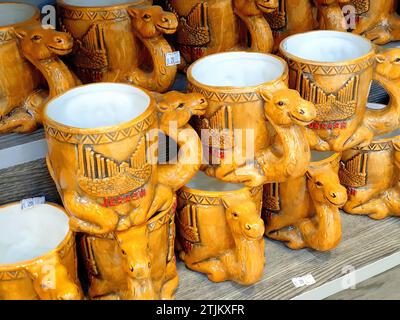 Souvenirs zum Verkauf in Amman, Jordanien. Kamelförmige Keramikbecher zum Verkauf in einer Mosaikwerkstatt. Khirbet al-Mukhayyat, Jordanien Kredit: JHelebrant Stockfoto