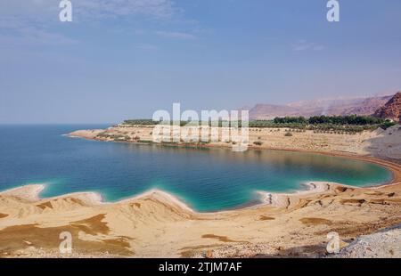 Das Tote Meer (arabisch اَلْبَحْرُ الْمَيْتُ, Āl-Baḥrū l-Maytū; Hebräisch יַם הַמֶּלַח, Yam hamMelaḥ) ist ein Salzsee, der im Osten an Jordanien und im Westen an das Westjordanland und Israel grenzt. Er liegt im Jordan Rift Valley und sein Hauptzufluss ist der Jordan River. Quelle: JHelebrant Stockfoto