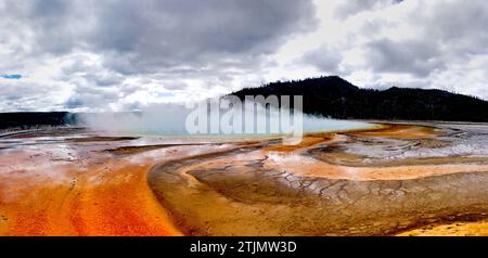 Grand Prismatic Spring, Midway Geyser Basin Trail, Midway Geyser Basin. Yellowstone-Nationalpark, Wyoming, Vereinigte Staaten von Amerika. Die Grand Prismatic Spring im Yellowstone National Park ist die größte heiße Quelle der USA und die drittgrößte der Welt. Die hellen, lebendigen Farben im Frühjahr sind das Ergebnis von mikrobiellen Matten an den Rändern des mineralreichen Wassers. Die Matten erzeugen Farben von Grün bis Rot. Quelle: JHelebrant Stockfoto