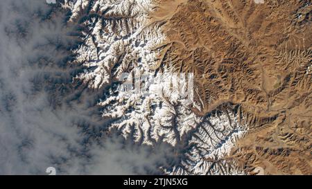 Wolken sammeln sich über Nepal in der Nähe des Mount Everest (Bildmitte) auf diesem Foto vom 13. April 2023 von der Internationalen Raumstation. Dieses Bild wurde aufgenommen, als die Station 263 Meilen über dem indischen Subkontinent umkreiste. Neben der Fotografie ermöglichen uns Instrumente auf der Raumstation, wie das Compact Ocean Wind Vector Radiometer und das Temporal Experiment for Storms and Tropical Systems, das Wetter zu überwachen und wichtige Daten zu sammeln. Eine einzigartige Version eines Originalbildes der NASA. Quelle: NASA Stockfoto