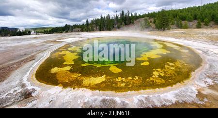 Beauty Pool, Upper Geyser Basin, Yellowstone National Park, Wyoming, Vereinigte Staaten von Amerika. Beauty Pool ist eine heiße Quelle im Upper Geyser Basin des Yellowstone National Park in den Vereinigten Staaten. Es ist mit der nahegelegenen Chromatic Spring verbunden. Wenn der Wasserstand in einem der beiden Pools steigt und überläuft, sinkt der Wasserstand in dem anderen. Diese Schwankungen des Wasserspiegels erfolgen über Zeiträume von einigen Wochen bis zu mehreren Jahren Credit: JHelebrant Stockfoto