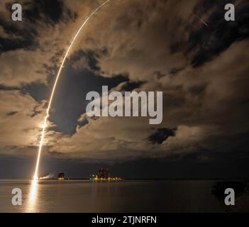 Eine Atlas-V-Rakete der United Launch Alliance mit der Lucy-Raumsonde an Bord ist auf diesem 2-minütigen und 30-Sekunden-Foto zu sehen, als sie vom Space Launch Complex 41, S16. Oktober 2021, auf der Cape Canaveral Space Force Station in Florida startet. Lucy wird die erste Raumsonde sein, die Jupiters Trojanische Asteroide untersucht. Lucy wird unser Wissen über planetare Ursprünge und die Bildung des Sonnensystems revolutionieren. Eine optimierte Version eines Originalbildes der NASA. Quelle: NASA/B Ingalls Stockfoto