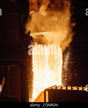 Eine Atlas-V-Rakete der United Launch Alliance mit dem Lucy-Raumschiff startet vom Space Launch Complex 41, 16. Oktober 2021, auf der Cape Canaveral Space Force Station in Florida. Lucy wird die erste Raumsonde sein, die Jupiters Trojanische Asteroide untersucht. Wie der Namensvetter der Mission – der fossile menschliche Vorfahre Lucy, dessen Skelett einzigartige Einblicke in die Evolution der Menschheit bot – wird Lucy unser Wissen über den Ursprung der Planeten und die Bildung des Sonnensystems revolutionieren. Optimierte Version eines Originalbildes der NASA / Credit: NASA/B Ingalls Stockfoto