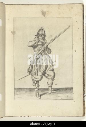 Soldat mit einem Ruder, das seinen Docht in den Mund bringt, um ihn sauber zu blasen (Nr. 6), ca. 1600, 1597 - 1608 Ein Soldat, rechts, rechts, mit der linken Hand (Nr. 6) ein Ruder (eine bestimmte Schusswaffe), ca. 1600. Mit seiner rechten Hand bringt er einen brennenden Docht in den Mund, um ihn sauber zu blasen. Platte 6 in der Anleitung zum Umgang mit dem Steuerrad: Letter Enseigement, Sur la Repräsentation des Figures, du Droit Maniement de l'Harquebuse. Teil der Illustrationen in einer französischen Ausgabe von J. de Gheyns Wapenhandelhe: J. de Gheyn, Maniement d’Armes, d’arquebuses, Mousquetz et piques: Und Confor Stockfoto