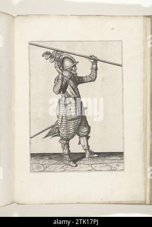 Soldat, der seinen Spieß mit der linken Hand über die linke Schulter hob, hob die rechte Hand, um die Führung zu übernehmen (Nr. 31), ca. 1600, 1597 - 1607 Ein Soldat rechts, der mit der linken Hand über der linken Schulter einen Spieß (Lanze) hebt, die rechte Hand hochhob, um die Führung zu übernehmen (Nr. 31), ca. 1600. Platte 31 in der Anleitung für den Umgang mit Van de Spies: Corte Onderwysinghe auf dem FigueLiicke-Bild, interessierter t'recht ghebruyck, aus Al t'ghene eine soldera int Act of the Spiones Emergency is. Teil der Illustrationen in: J. de Gheyn, Weapons Handele of Roers Musquetten and Spiessen, den Haag, 1607. War wa Stockfoto