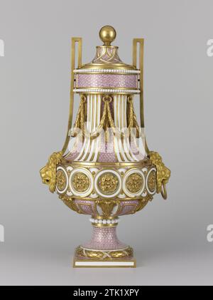 Vasenpaar (griechische Vase Daplessis rektifiziert), Manufacture de Sèvres, 1780 Vase aus mehrfarbigem bemaltem Porzellan, mit rosa Schaft mit goldenen und weißen Punkten. Die Vase steht auf einem runden Fuß auf einem quadratischen Sockel. Der gewölbte Deckel hat eine vergoldete Kugel als Knopf. Die beiden bandförmigen aufsteigenden Ohren sind gerade zur Ameise gebogen und enden in einem Löwenkopf mit einem Ring im Mund. Hängende Girlanden am Hals und am Bauch ist ein Band mit Kreisen, in dem Blätter im Relief sind. Die Vase ist markiert. Sèvres Porzellan. Bronze (Metall). Vergoldung (Material) Vergoldung Vase aus mehrfarbig bemaltem Porzellan Stockfoto