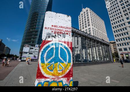 Ein Teil der berühmten Berliner Walll, die am potsdamer platz in Berlin ausgestellt wird Stockfoto