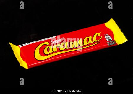 Caramac Bar. Ein Schokoladenriegel mit Karamellgeschmack von Nestlé, der 2023 in der letzten Verpackung zu sehen war. Von Mackintosh entwickelt, wurde es in der Einheit eingeführt Stockfoto