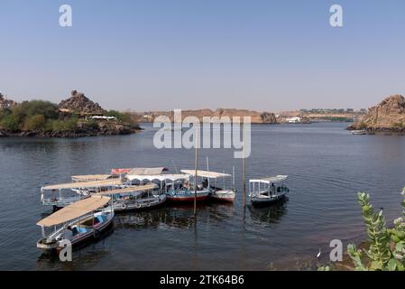 Boote zum Philae-Tempel, Ägypten diese Boote bringen Touristen auf die Insel mit dem Philae-Tempel. Der Philae Tempelkomplex ist ein Inselkomplex im Reservoir des Assuan Low Dam, flussabwärts des Assuan Dam und des Lake Nasser in Ägypten. Stockfoto