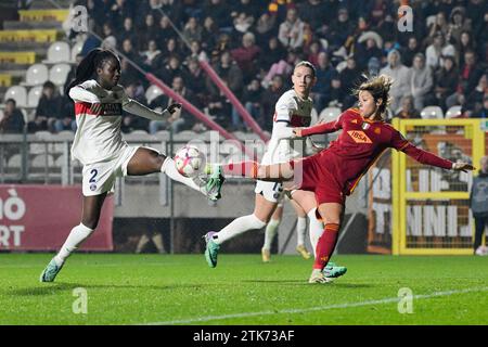 Rom, Italien. Dezember 2023. Thiniba Samoura von Paris Saint-Germain Valentina Giacinti (AS Roma) während des Gruppenspiels C der UEFA Womenâ&#x80;&#x99;Champions League 2023/24 zwischen AS Roma und Paris Saint Germain FC im Tre Fontane Stadion Rom am 20. Dezember 2023. Quelle: Unabhängige Fotoagentur/Alamy Live News Stockfoto