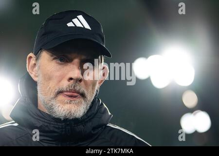 Wolfsburg, Deutschland. Dezember 2023. Fußball: Bundesliga, VfL Wolfsburg - Bayern München, Spieltag 16, Volkswagen Arena. Der Münchner Trainer Thomas Tuchel ist vor dem Spiel im Stadion. Hinweis: Swen Pförtner/dpa – WICHTIGER HINWEIS: gemäß den Vorschriften der DFL Deutscher Fußball-Liga und des DFB Deutscher Fußball-Bundes ist es verboten, im Stadion und/oder des Spiels aufgenommene Fotografien in Form von sequenziellen Bildern und/oder videoähnlichen Fotoserien zu verwenden oder zu nutzen./dpa/Alamy Live News Stockfoto