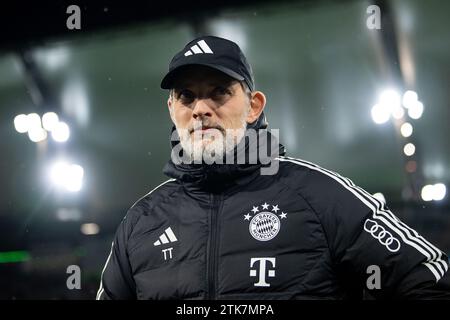 Wolfsburg, Deutschland. Dezember 2023. Fußball: Bundesliga, VfL Wolfsburg - Bayern München, Spieltag 16, Volkswagen Arena. Der Münchner Trainer Thomas Tuchel ist vor dem Spiel im Stadion. Hinweis: Swen Pförtner/dpa – WICHTIGER HINWEIS: gemäß den Vorschriften der DFL Deutscher Fußball-Liga und des DFB Deutscher Fußball-Bundes ist es verboten, im Stadion und/oder des Spiels aufgenommene Fotografien in Form von sequenziellen Bildern und/oder videoähnlichen Fotoserien zu verwenden oder zu nutzen./dpa/Alamy Live News Stockfoto