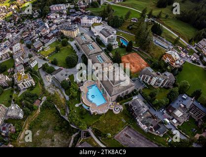 Luftaufnahme des Leukerbads. Loeche les bains. Dorf in den alpen im Kanton Wallis in der Schweiz. Berühmtes Thermalbad. Spa-Resorts, Stockfoto