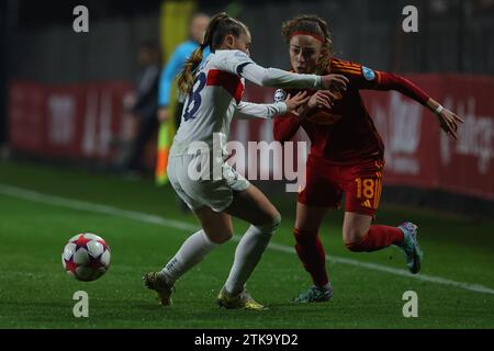 Rom, Italien. Dezember 2023. Rom, Italien 20.12.2023: Le Guilly von PSG, Benedetta Glionna (Roma) im Spiel der UEFA WOMEN's CHAMPIONS League 2023-2024 ALS ROMA gegen Paris Saint-Germain im Tre fontane Stadion in Rom. Quelle: Unabhängige Fotoagentur/Alamy Live News Stockfoto