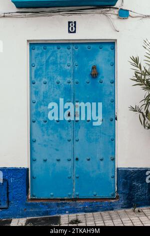 Alte blaue Tür mit weißer Wand in Marbella Stadt, Spanien Stockfoto