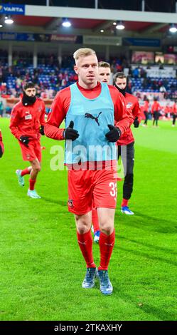 Heidenheim, Deutschland. Dezember 2023. Lennard Maloney (1. FC Heidenheim, #33) beim Warmmachen, GER, 1. FC Heidenheim vs. SC Freiburg, Sport, Fussball, Herren, Bundesliga, 16. Spieltag, Spielzeit 2023/2024, 20.12.2023, (DFL-VORSCHRIFTEN VERBIETEN JEDE VERWENDUNG VON FOTOGRAFIEN ALS BILDSEQUENZEN UND/ODER QUASI-VIDEO) Foto: Eibner-Pressefoto/Silas Schueller Credit: dpa/Alamy Live News Stockfoto