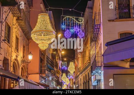 Weihnachtsbeleuchtung Dekoration in der Sierpes Straße in Form eines goldenen Empire Stil Kristall Kandelabers, im Zentrum von Sevilla, Andalusien, Spai Stockfoto