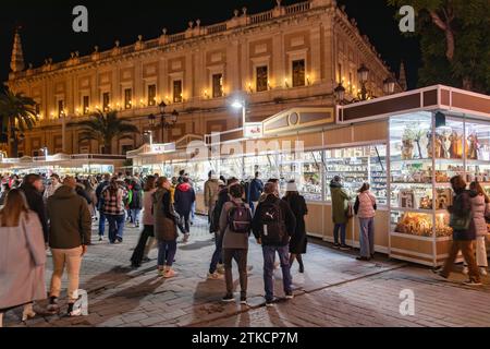 Sevilla, Spanien - 16. Dezember 2023: Weihnachtsmärkte rund um die Kathedrale von Sevilla zu weihnachten mit Menschenmassen, die typische Einkaufsmöglichkeiten machen. Ln Stockfoto