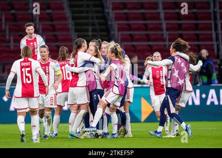 Amsterdam, Niederlande. Dezember 2023. AMSTERDAM, NIEDERLANDE - 20. DEZEMBER: Ajax feiert den Sieg beim Spiel der UEFA Women's Champions League zwischen AFC Ajax und FC Bayern München am 20. Dezember 2023 in der Johan Cruijff Arena in Amsterdam. (Foto von Patrick Goosen/Orange Pictures) Credit: Orange Pics BV/Alamy Live News Stockfoto