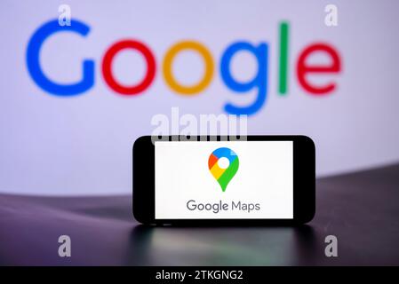 In dieser Fotoabbildung wird das Google Maps-Logo auf dem Bildschirm eines Mobiltelefons mit dem Google-Logo im Hintergrund angezeigt. Stockfoto