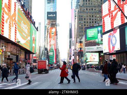 New York, Usa. Dezember 2023. Fußgänger spazieren am Times Square elf Tage vor der mit Spannung erwarteten Silvesterfeier am 31. Dezember 2023 in New York City. Foto: John Angelillo/UPI Credit: UPI/Alamy Live News Stockfoto